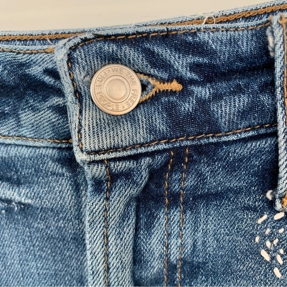 We The Free High Waisted Distressed Straight Fit Jeans Size 26 - Picture 11 of 13